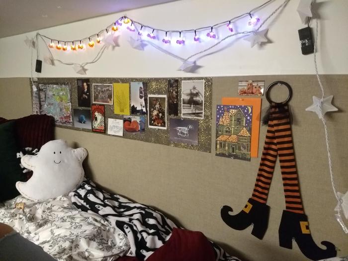 How to decorate dorm room for holidays